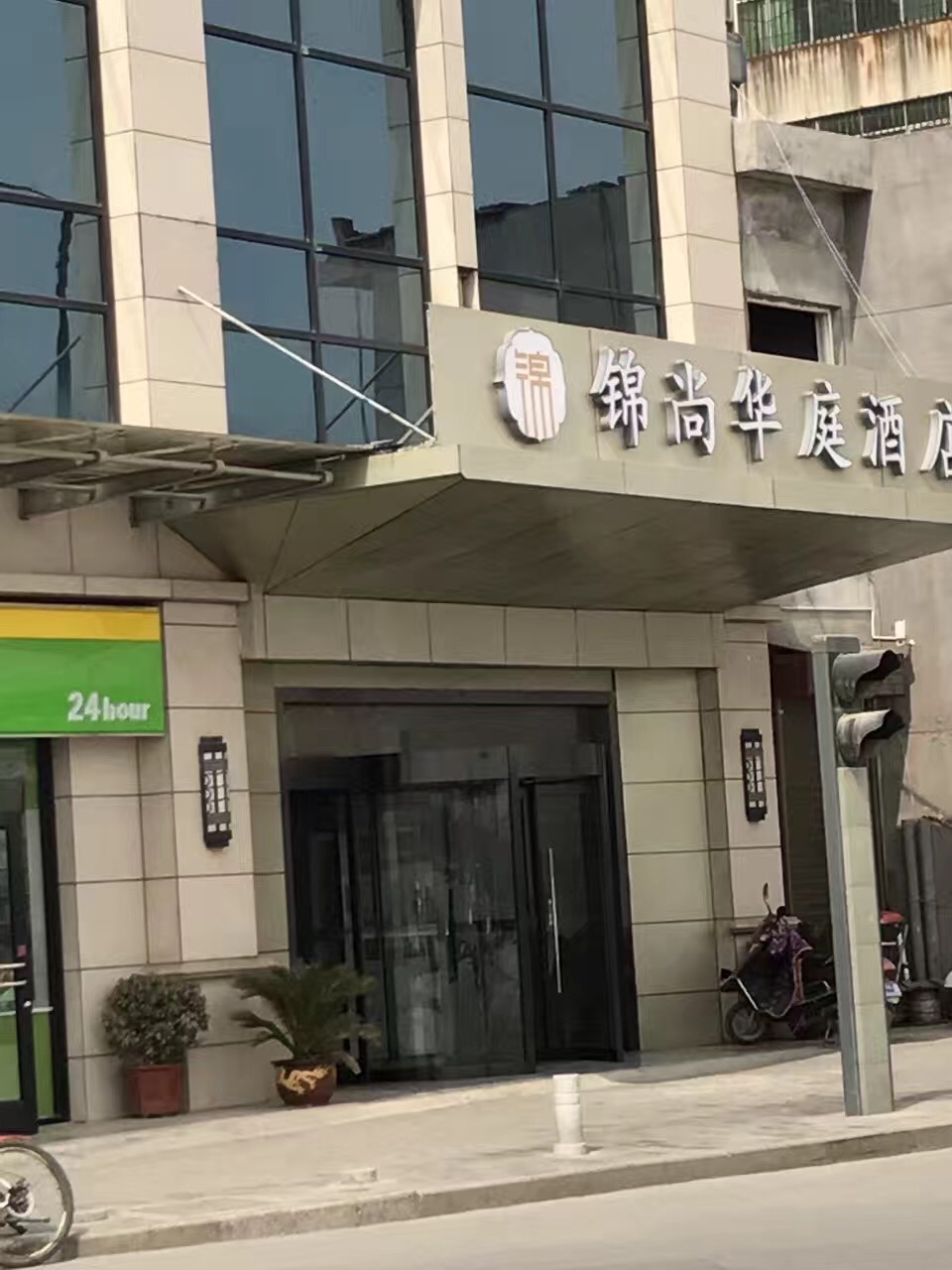 長安區(qū)中旋轉(zhuǎn)門，玻璃幕墻成功安裝完畢