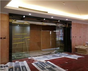 不知道大家注意過(guò)嗎，機(jī)場(chǎng)里也有西安亞格做的門。