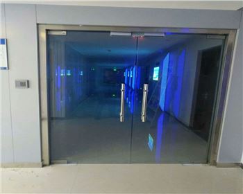 無(wú)款地彈門成功安裝完畢，太美了